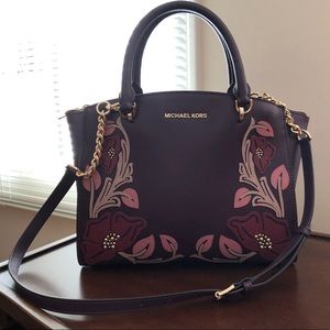 I’m selling a medium sized Michael kors purse.